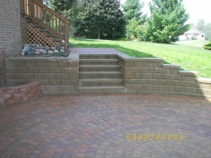 RETAINING WALL WITH INTEGRAL STEPS