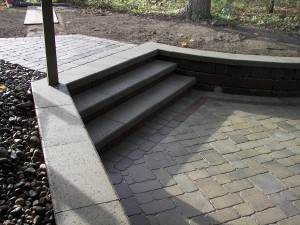 RETAINING WALL WITH INTEGRAL STEPS