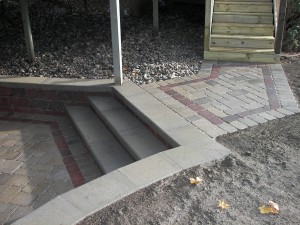 RETAINING WALL WITH INTEGRAL STEPS