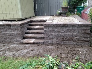 RETAINING WALLS WITH INTEGRAL STEPS