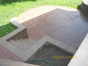 RETAINING WALL WITH INTEGRAL STEPS