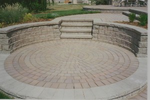 RETAINING WALL WITH INTEGRAL STEPS